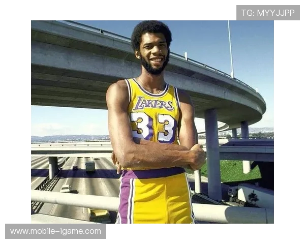 传奇巨星卡里姆阿布杜尔贾巴尔的篮球生涯与文化影响力解析